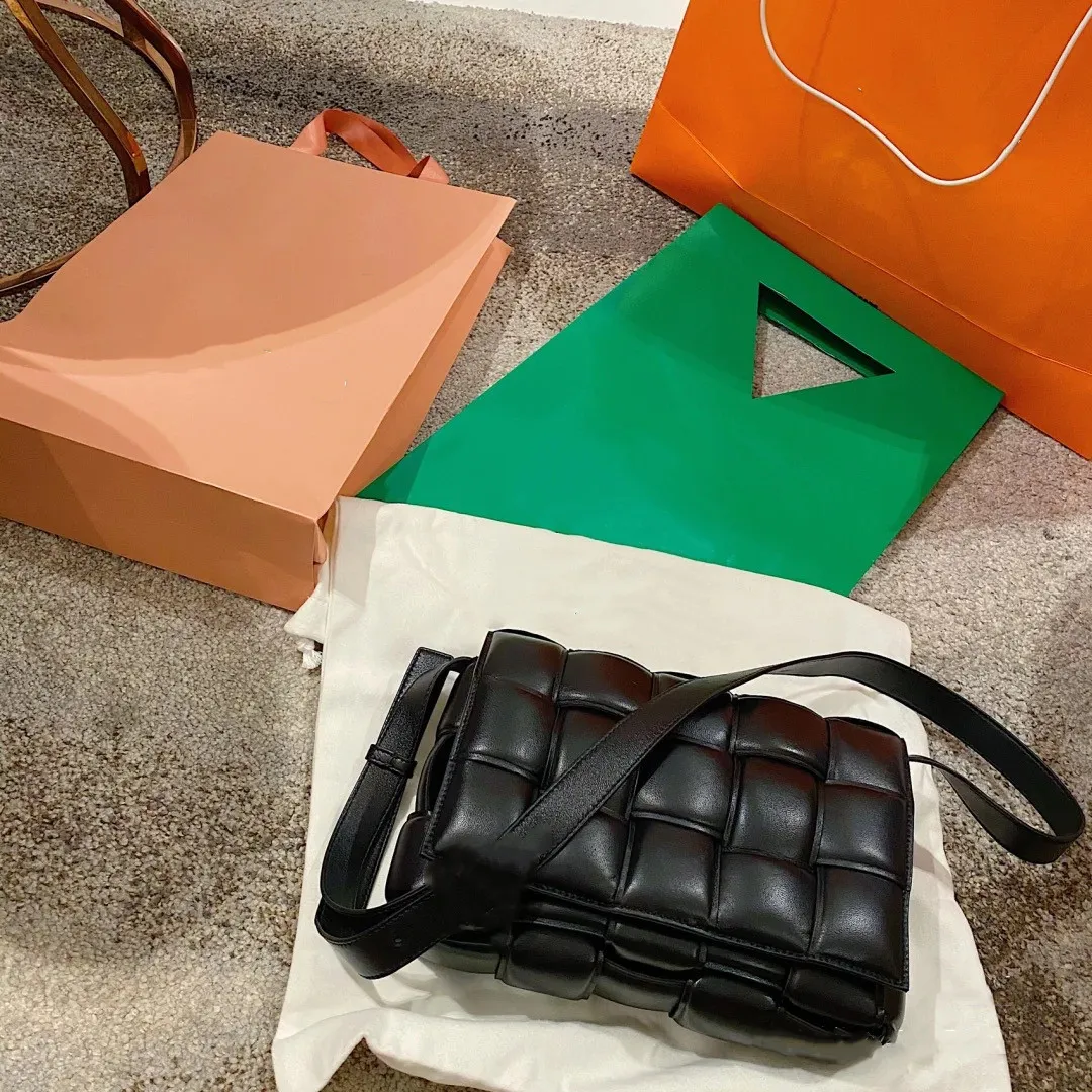 Flerfärgade virkade axelväskor Designers Mode Kvinnor Handväskor Portmonnäer Högkvalitativ Kudde Crossbody Väska Tjej Överraskningspresent med låda