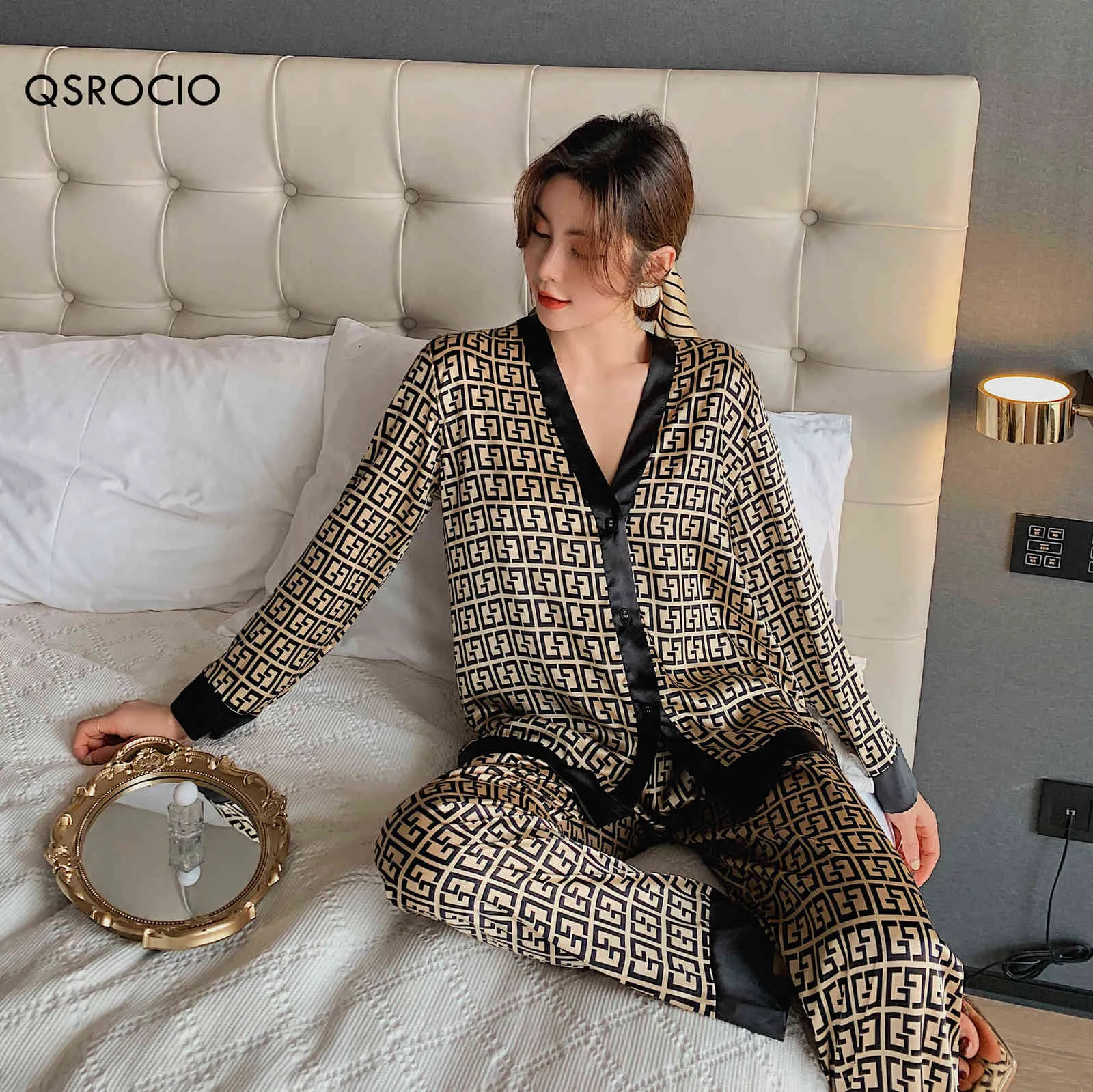 QSrocio Kvinnors Pajamas Set V Neck Design Luxury Cross Letter Print Sleepwear Silk Gilla Hem Kläder XXL Stor Storlek Nightwear Q0720