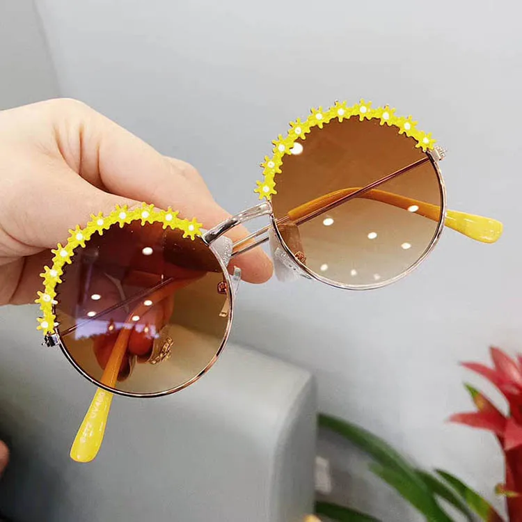 Kindergröße, modische Blumen verzierte Sonnenbrille, schöner runder Metallrahmen mit UV400-Gläsern, niedliche Blumen-Kinderbrille