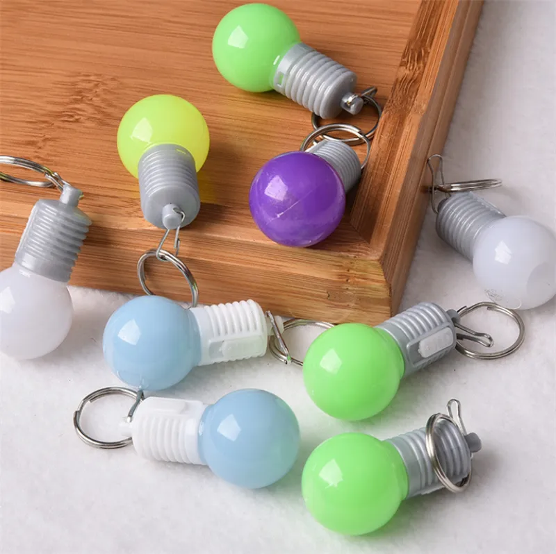 Éclairage de nuit créatif lampe de poche LED lumière Mini ampoule lampe porte-clés anneau porte-clés lampes torche porte-clés couleur aléatoire