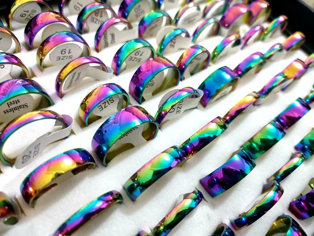 100 pièces couleur arc-en-ciel brillant 4 6 8mm bande confort-fit qualité hommes femmes bagues de mariage en acier inoxydable vente en gros bijoux à la mode en vrac marque