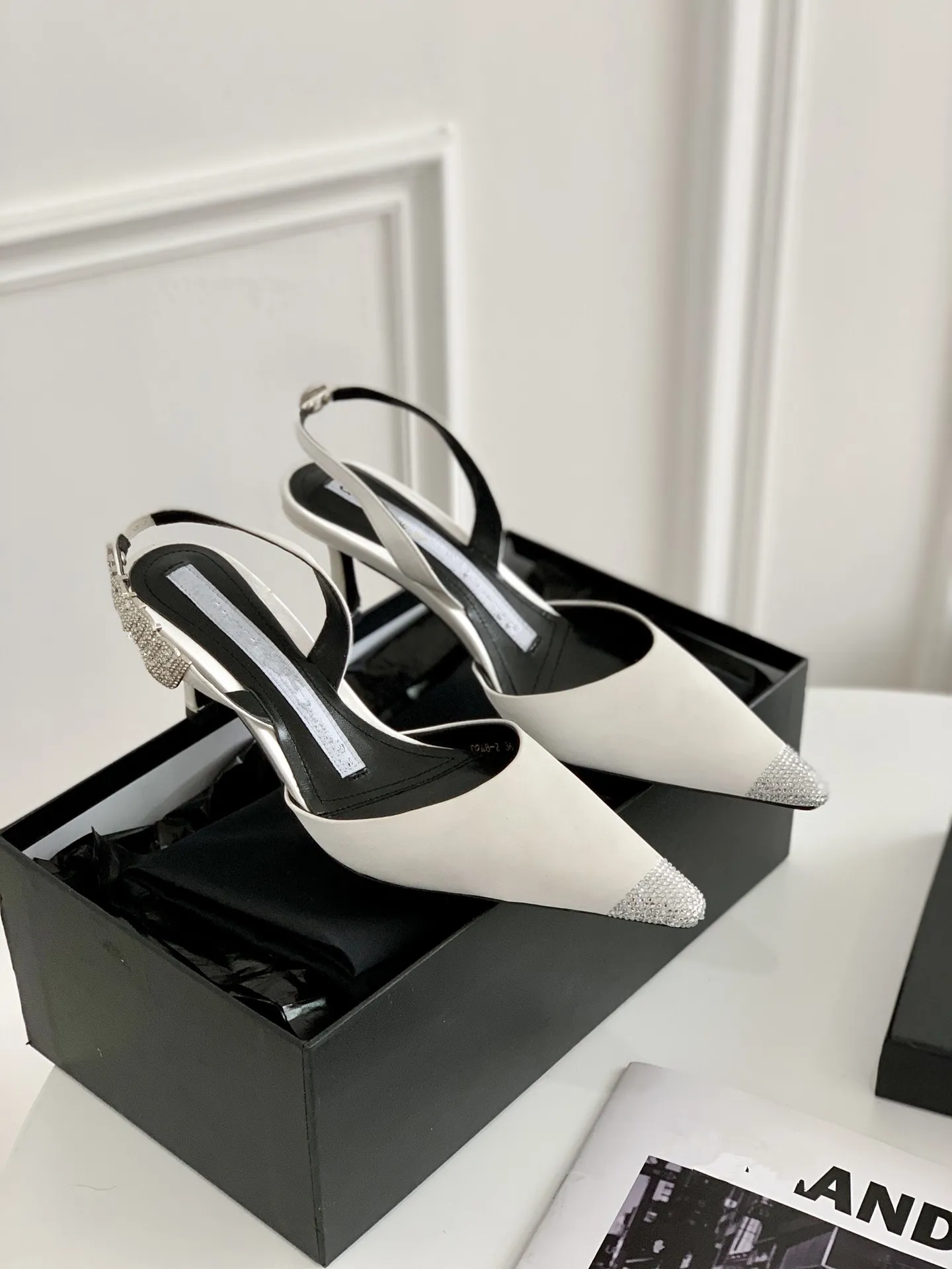 2022 damskie sandały skóra podeszwa projektant wysoki obcasy czarny biały diamentowy dekoracji łańcucha bankietowe kobiety buty jedwabne twarzy sexy formalne kapcie buta