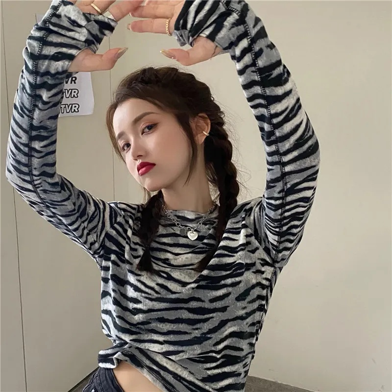 Lucyever mode zebra mönster långärmad t-shirt kvinnor smal passform finger täcke höst topp kvinna svart botten o-neck t-shirts 210521
