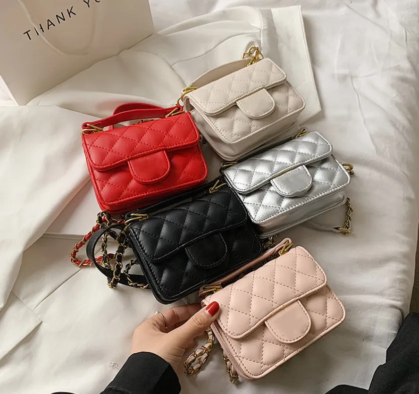 الأطفال فتيات المعادن أحرف مشبك PU Leatter Crossbody Bags مصمم الأطفال مبطن واحد الكتف المصغرة حقيبة اليد بالجملة