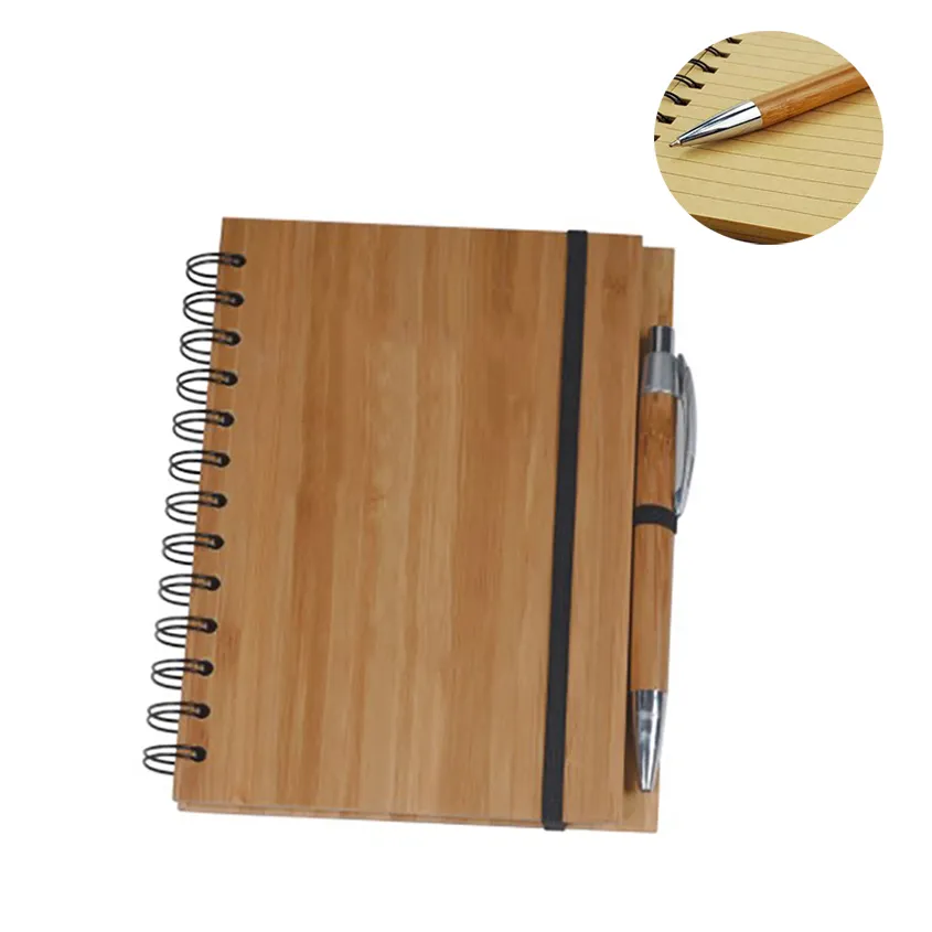 O bloco de notas da espiral de madeira da tampa de bambu com caneta 70 folhas reciclam o papel alinhado
