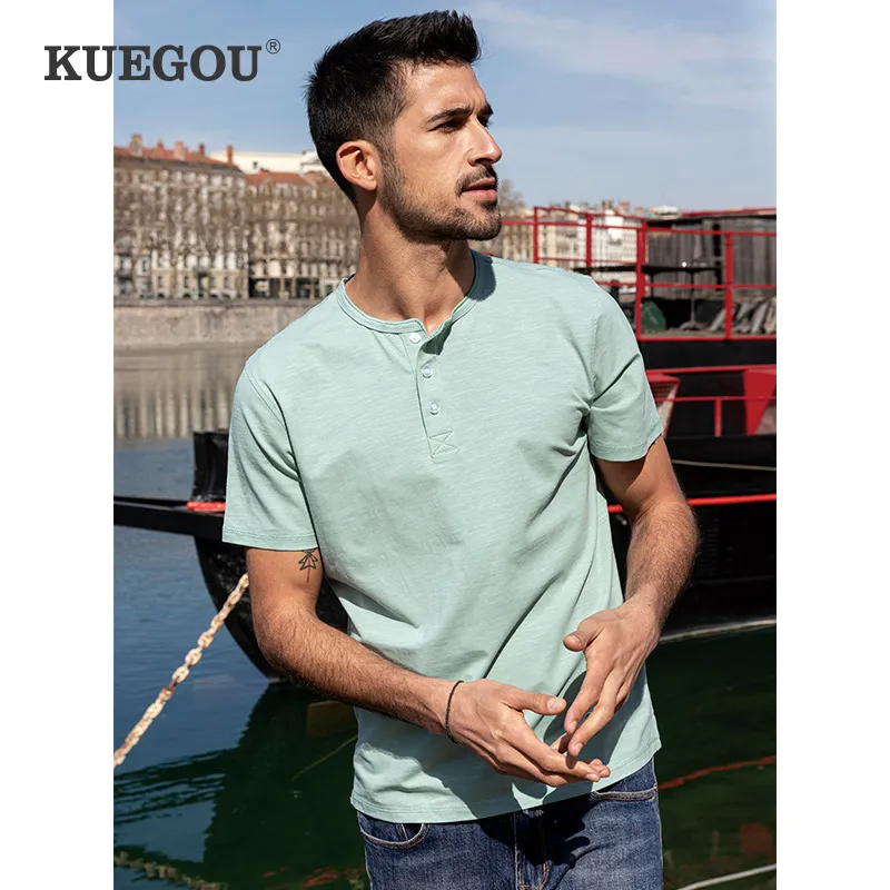 Kuegou Cotton Spandex förlänger sommarmens t-shirt kort ärm fast färg t-shirt grön toptee Henry krage plus storlek zt-90083 210524