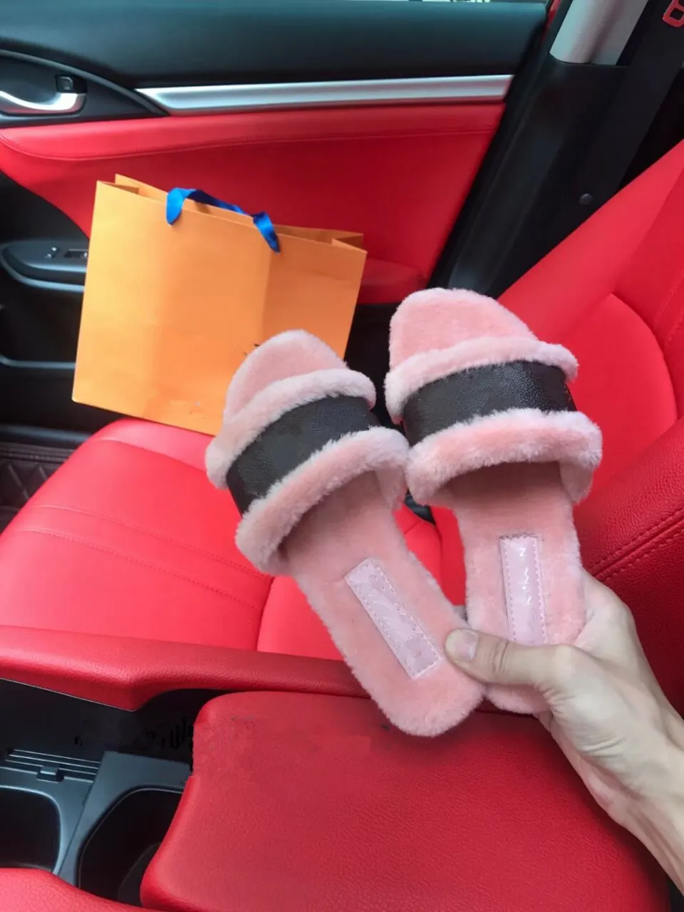 Luxurys designers 2021 kvinnor damer ull tofflor glider vinter päls fluffig furry bokstäver sandaler varm bekväm fuzzy tjej flip flop svart vit med låda 35-41