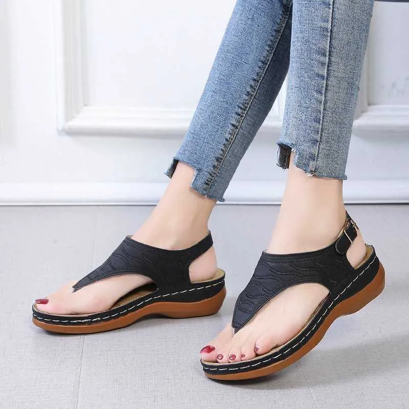 2021 Lato Kobiety Sandały Damskie Mieszkania Otwórz Toe Solid Casual Buty Rzym Kliny Thong Sandały Seksowne Buty Damskie Lato Y0721