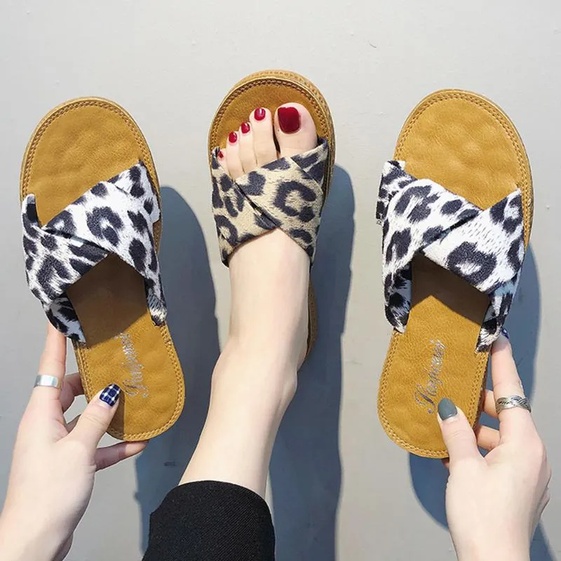 Pantoufles en plein air sandales décontracté été plat anti-dérapant tongs mode léopard plage chaussures femme croix-sangle diapositives 2021 MG3