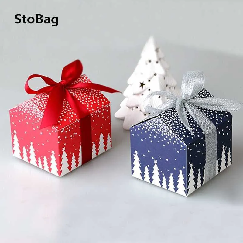 Stobag 30pcsの家の形の青/赤の紙の箱クリスマス用品キャンディークッキービスケット8 * 7 * 8cm年ギフト包装の包装