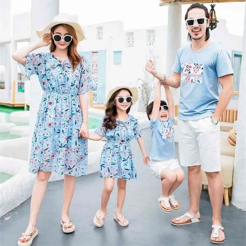 Summer Family Matching Outfits Mother Daughter Dresses Look Dad and Son T-shirt &Shorts Holiday Couple Clothes 210724