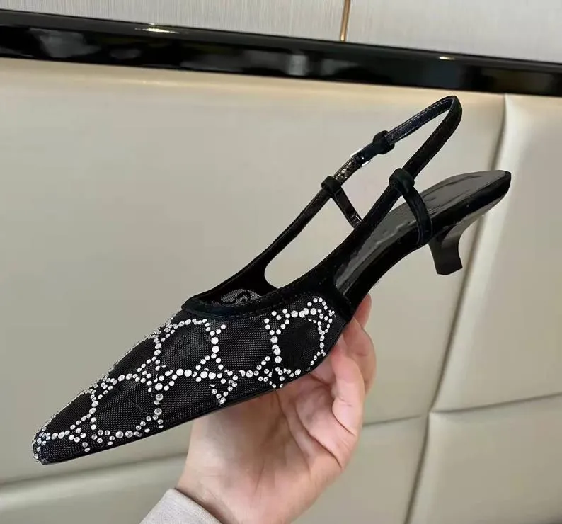 Designer-2022 Kvinnors Slingback Sandaler Pump Aria Slingback Skor presenteras i svart mesh med kristaller Sparkling motiv Back Buckle Stängning Storlek 35-40