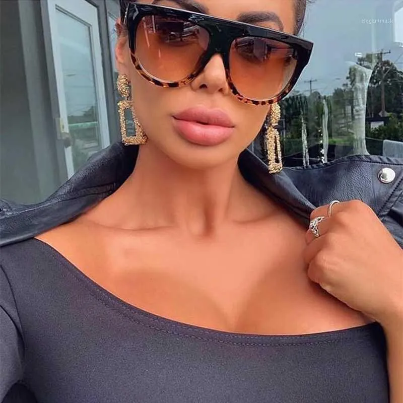 Gafas de sol de gran tamano para mujer 2021 Forma de escudo Luxy Diseno Marco grande Remache Sombras Gafas de sol Mujer UV400 Sunglass Zonnebril