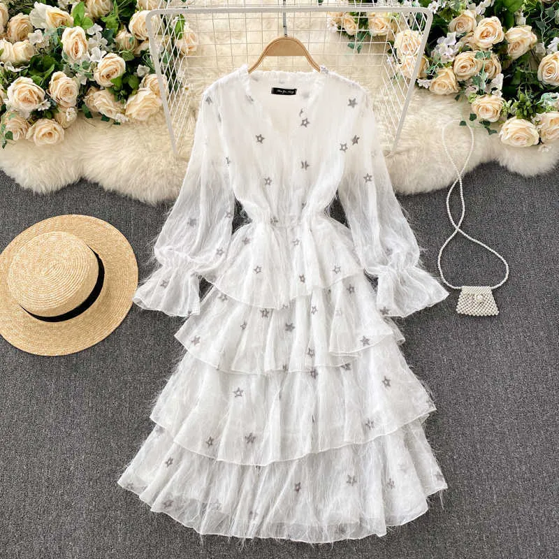 Ly Varey Lin Spring Casual Lady Flare Sleeve Ruffled Cake Beach Fairy Dress Kvinnor Elegant V-Neck Stjärnor Tassel 210526