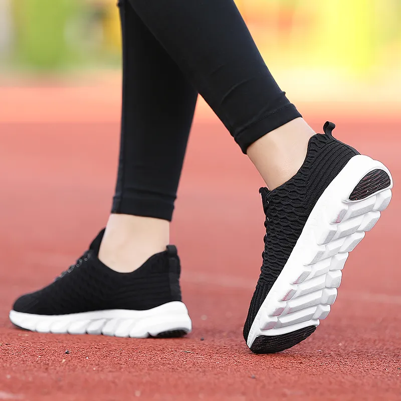 AAA + جودة المرأة الاحذية خفيفة الوزن يطير شبكة تنفس أسود أبيض وردي الرياضة العصرية الإناث عارضة أحذية رياضية