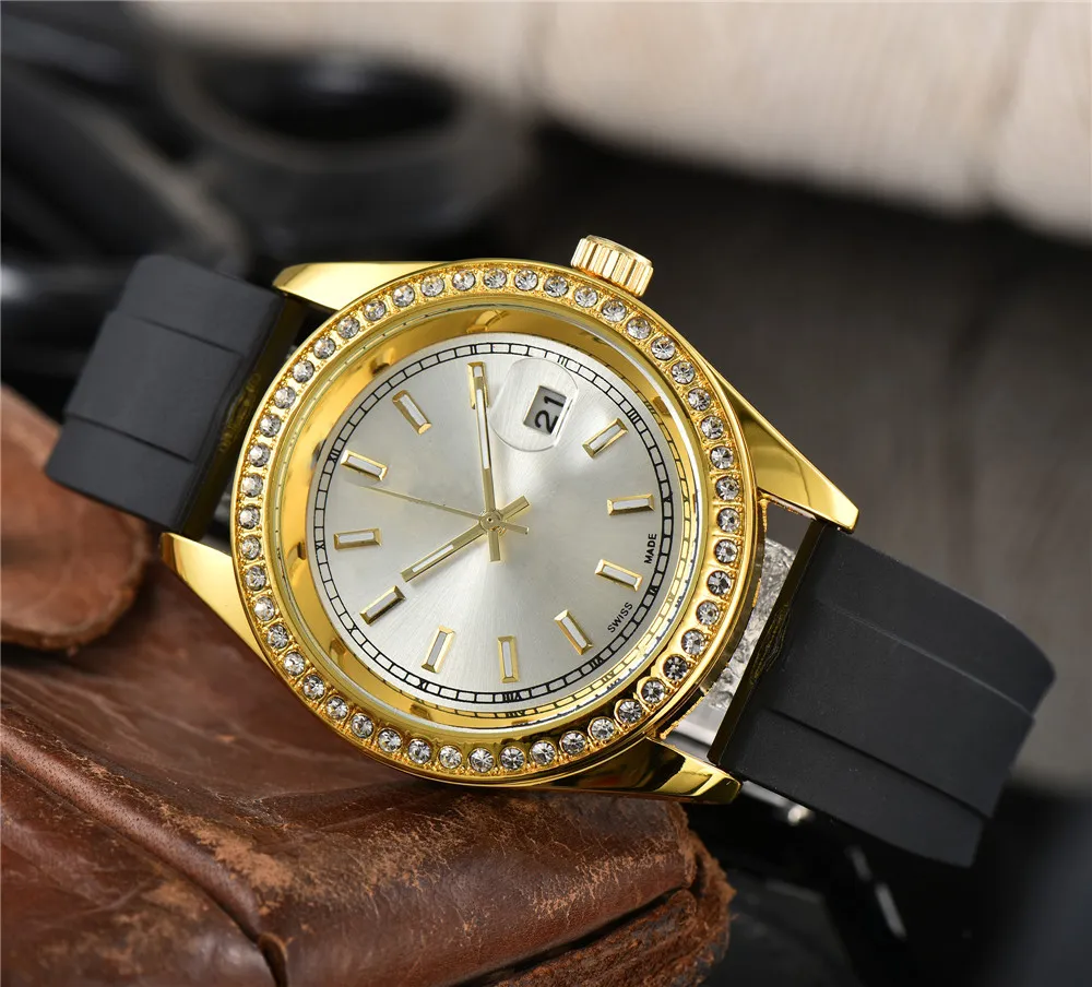 2022 Diamond Watch Mens Gold Iced Out Luxury Moda Zegarki Czarny Gumowy Pasek Zegar Kwarcowy