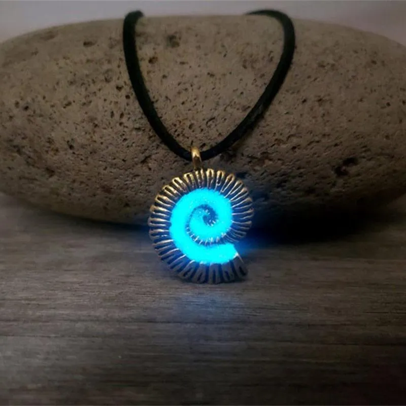 Pendant Necklaces 1PCS Mermaid Seashell Necklace Ariel Voice Sea Shell Conch Glowing Witch Spiral Costume284e