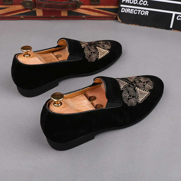 New style Italian Men loafers Embroidery Slippers Smoking Slip-on Shoes Luxury Party Wedding Black Velvet Dress Shoes Men`s Flats M529