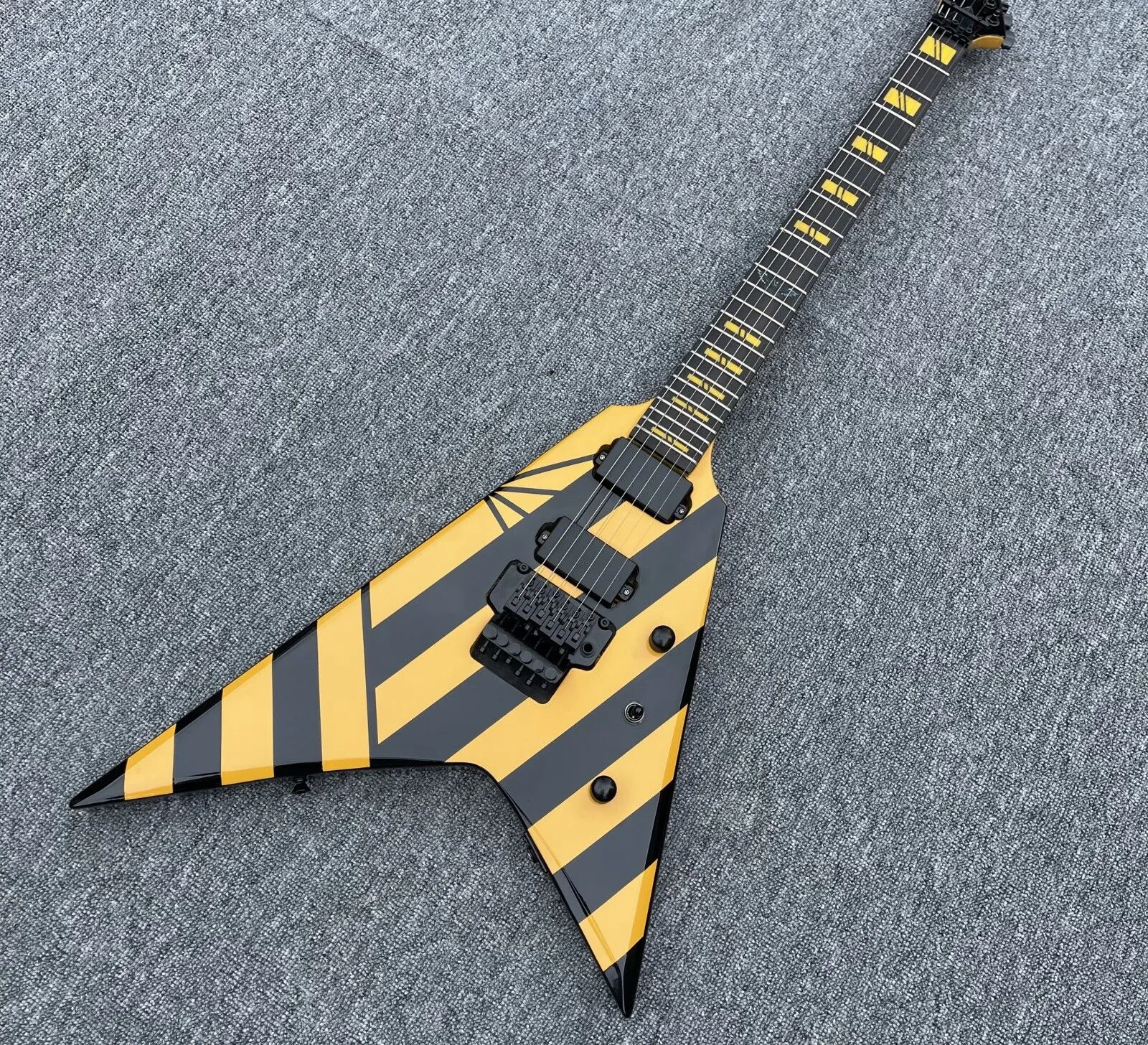 Seltene Parallaxe V2FR Michael Sweet Flying V Yellow Stripe E-Gitarre Floyd Rose Tremolo Brücke, schwarze Hardware, 777 Rückseite