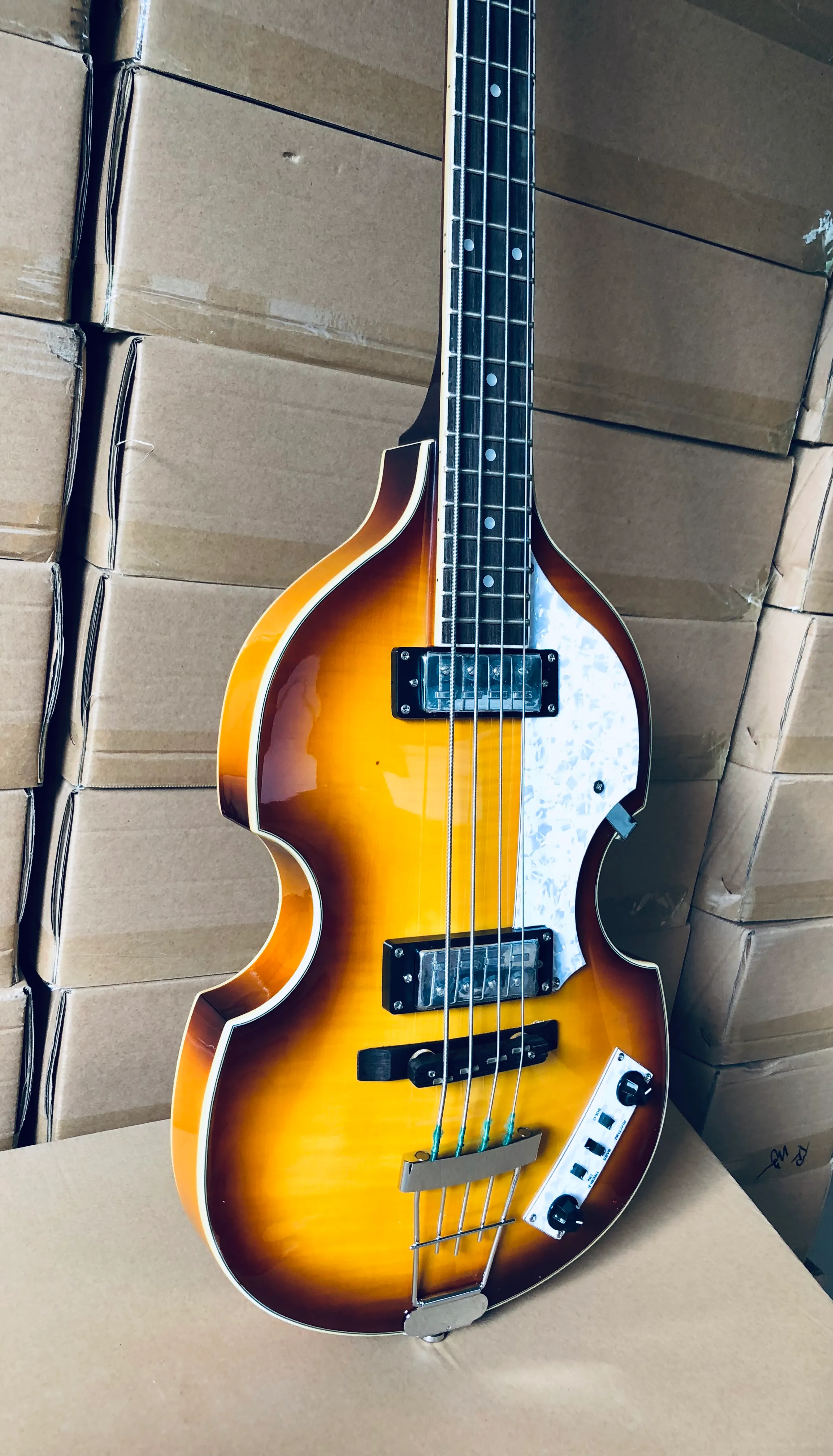 McCartney Hofner Deluxe Sunburst 4 cordes violon basse guitare électrique dos en érable flammé, 2 micros à agrafes 511B, H500/1-CT contemporain, accordeurs blancs, Pearl Pickguard