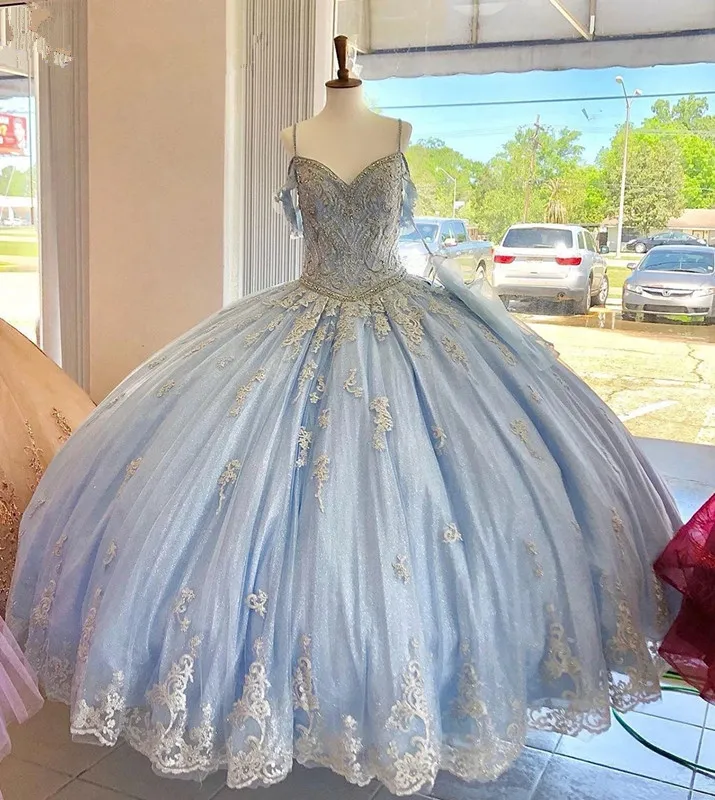 Vestido de fiesta de vestidos azules de color azul claro apliques con cuentas con cuello en V con correas Tulle quinceanera