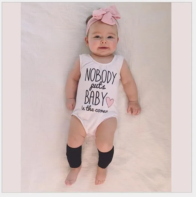 Nowe niemowlę białe litery bez rękawów Drukowane Jumpsuits Toddler 100% bawełniany romper noworodek słodkie dziecko letnie rompers