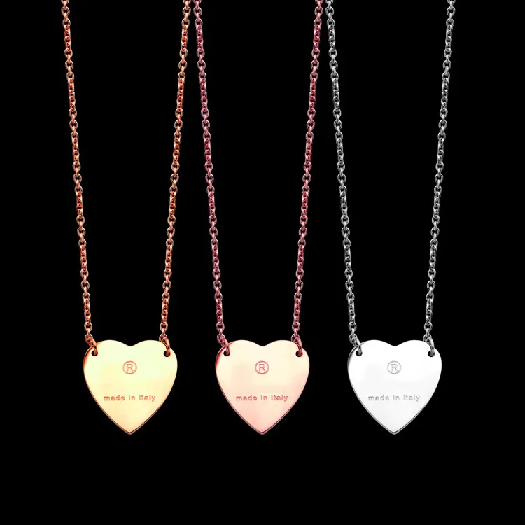 Bleknar aldrig Rostfritt stål Enkelt hjärta hänge Halsband 3 färger Guldpläterade klassisk stil logotyp tryckta kvinnor designersmycken