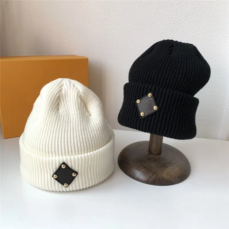 Womens Designer Beanie Winter Hat Mens Designers Beanies Skull Caps Hats Fashion Fall Brimless Casquette Leather Old Flower 21102001V