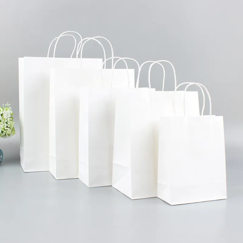 クラフトホワイト21*11*27cmハンドルペーパーパッキングバッグ再利用可能なショッピングパッケージバッグ衣服用パンツクロスコートカスタムロゴ