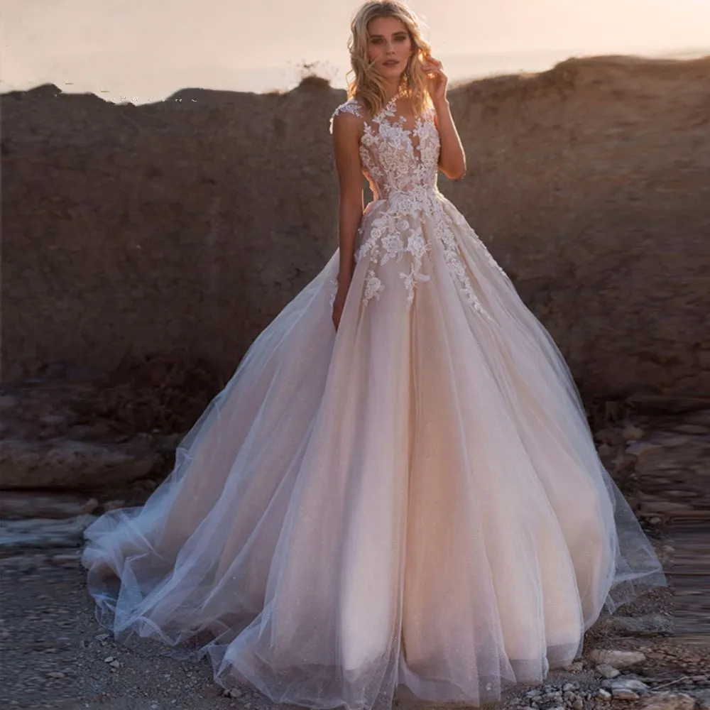 2022 Bohème Fée Tulle Robes De Mariée Robes De Mariée Une Ligne Élégante Dentelle Appliques Ras Du Cou Sans Manches Balayage Train Princesse Bouton Robes De Novia Robe De Mariée