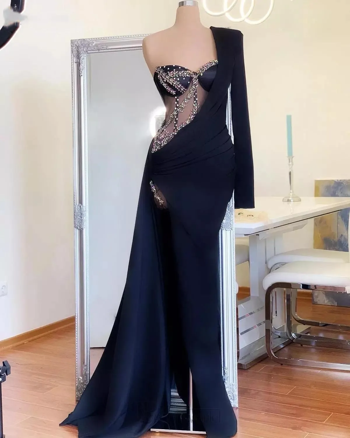 Nya svarta sjöjungfru aftonklänningar Enkel en axel lång ärmar 2022 Illusion Beading Prom -klänningar Hög SLIT Crystal Formal Lady32y
