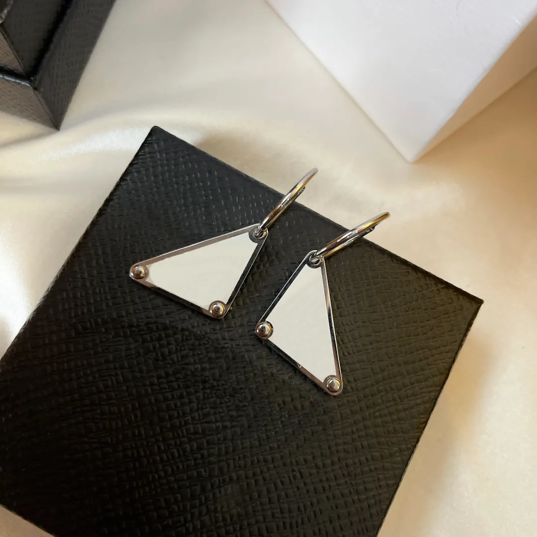 Luxury Designer Smycken Örhängen Mens Womens Silver Letters Geometriska Mode Märke Diamant Örhängen Par Party Bröllop Smycken