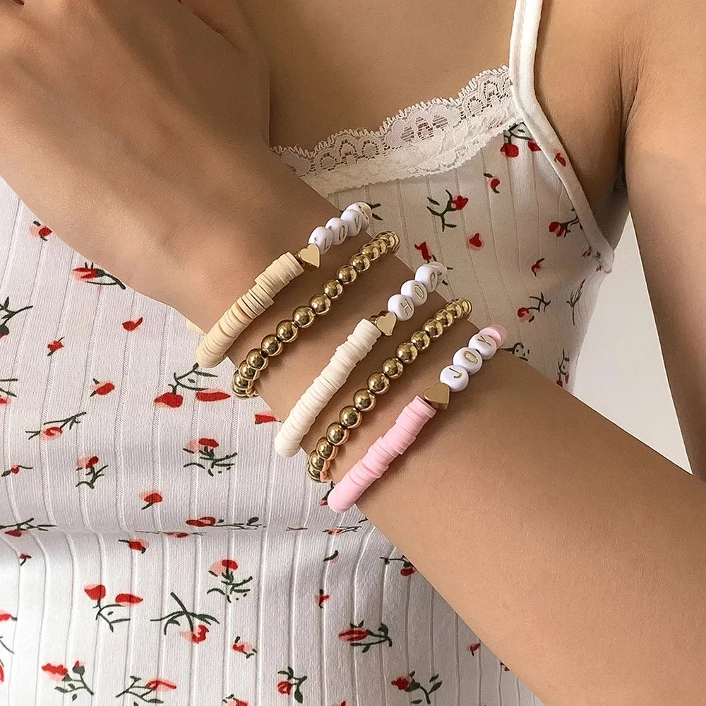 Cor-de-rosa cor contas de couro macio letra acrílico polímero pulseiras de argila para mulheres charme pulseira femme amigos jóias