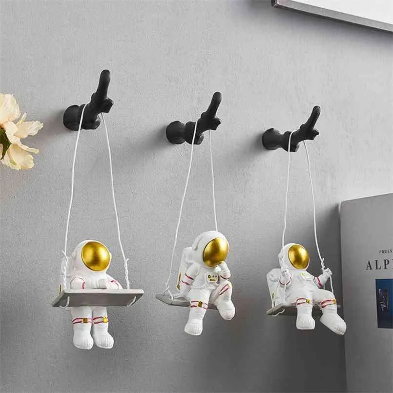 Statua in resina Accessori per la decorazione della casa nordica Astronauta Scultura da parete Soggiorno Decor Space Man Boy Regalo di compleanno 210804
