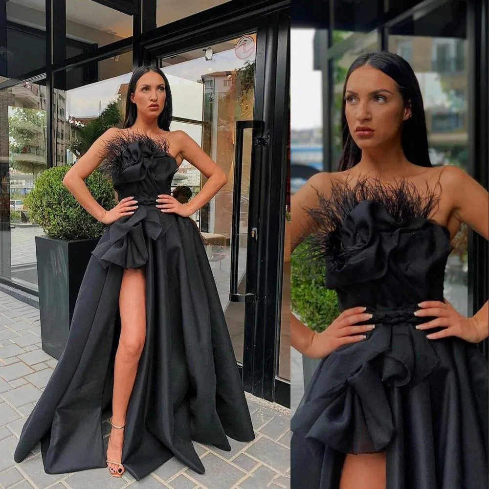 2021 Sexy zwarte avondjurken slijtage strapless mouwloos met veerzijde hoge split een lijn satijn prom dress formele speciale gelegenheid jurken feestjurk