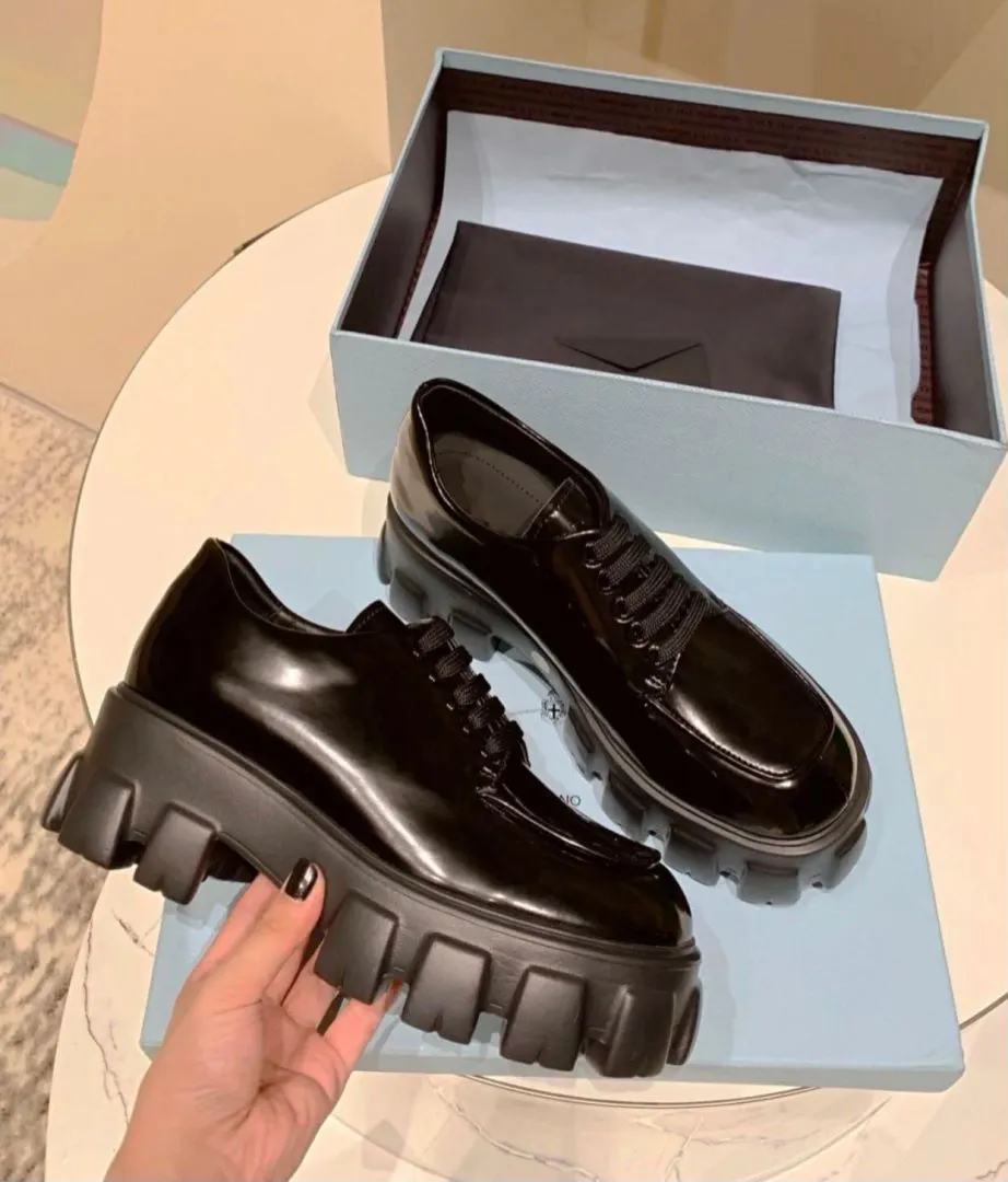 Famous footwear house store