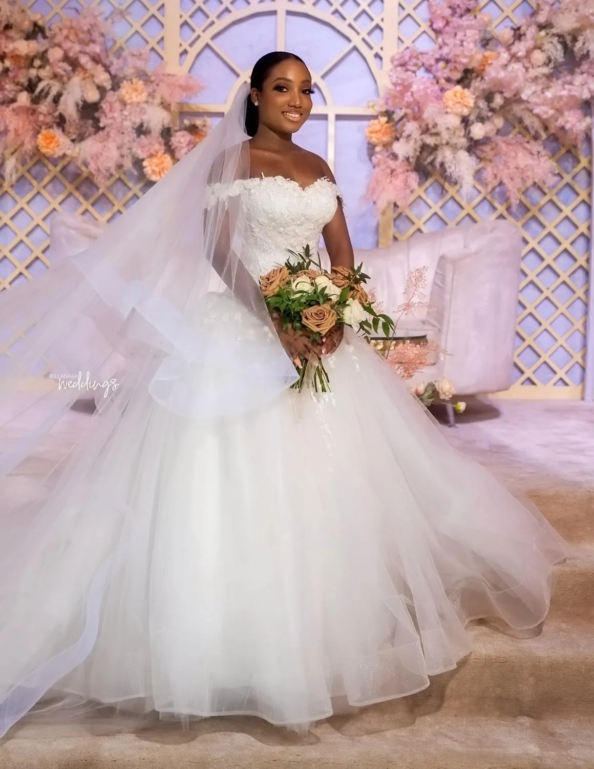 Graceful African Plus Size A Line Abito da sposa in pizzo con spalle scoperte Perle Abiti da sposa Applique Sweep Train Tulle Abiti formali Custom Made Vestido De Novia