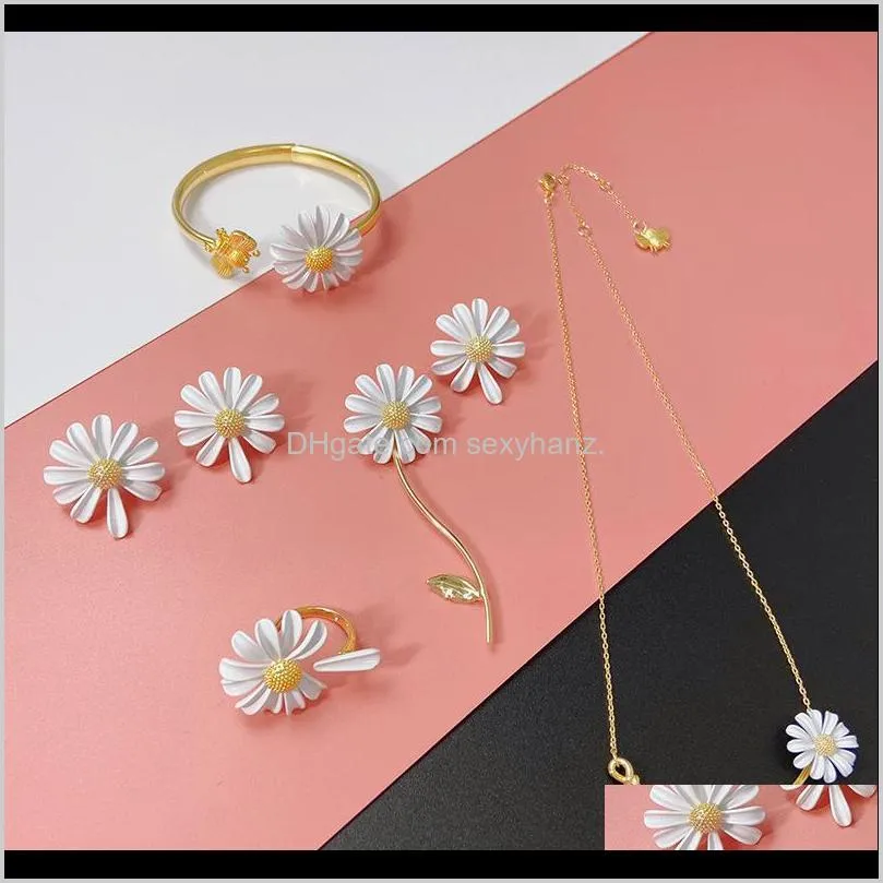 luxury designer jewelry women necklace white daisy pendant necklaces fashion flower wedding jewelry sets copper with gold plated