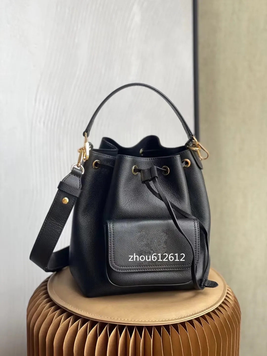 High Quality Lockme Bucket Bags Fashion Design Women Shoulder Bag Black Supple Totes Crossbody Buckets with Removable and Adjustable Strap