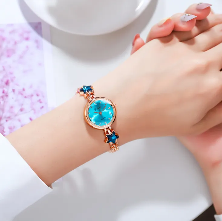 Mode Armband Attraktive Damenuhr Kreative Diamant Weibliche Uhren Vertraglich Kleine Zifferblatt Stern Damen Armbanduhren252g