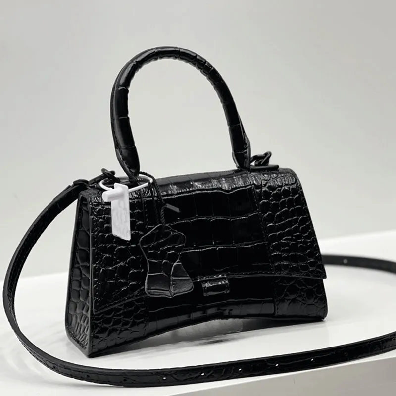 Satış hilal çanta erkek ve kadın lüks çanta tasarımcısı yüksek kaliteli naylon zincir kadın çanta diyagonal omuz toptan çanta moda cüzdan