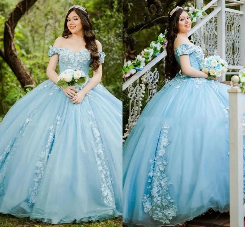 2022 Abito Quinceanera in tulle blu ghiaccio Fiore floreale Applique in pizzo Perline di cristallo Abito da ballo con spalle scoperte Plus Size Abito da ballo dolce 16