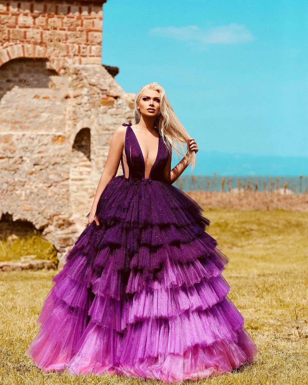 Puffy A Line Abiti da sera formali a strati Sexy scollo a V con scollo a V Abito da ballo in tulle viola Lunghezza pavimento Passerella Abiti per occasioni speciali Abiti da ricevimento per la sposa senza schienale