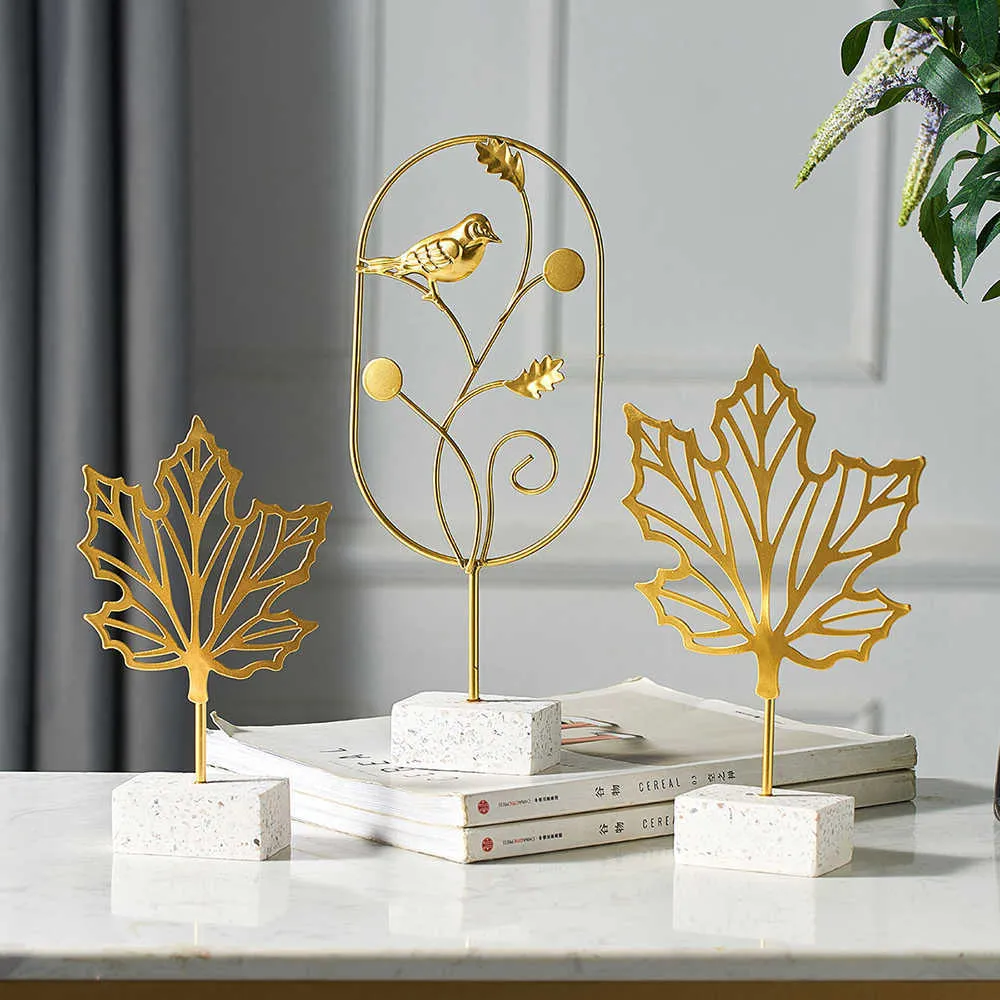 Accessoires de décoration de maison de feuille d'or créative pour salon fleurs modernes figurines en métal miniatures décor de bureau en bois 210607