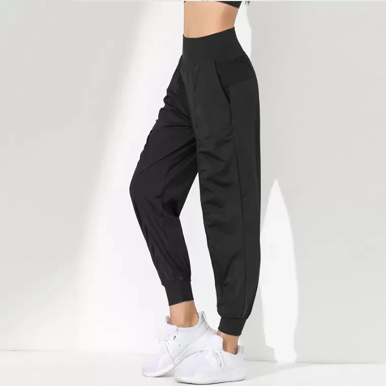 7 Street Style Ways to Rock the Jogger Pants Trend ...