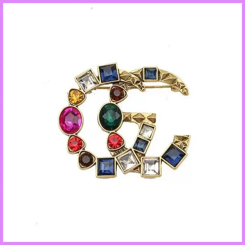 Guld brev brosch lyx personlighet retro klassisk märke designer bokstäver broscher kvinnor pearl pin mode smycken tillbehör g223121f
