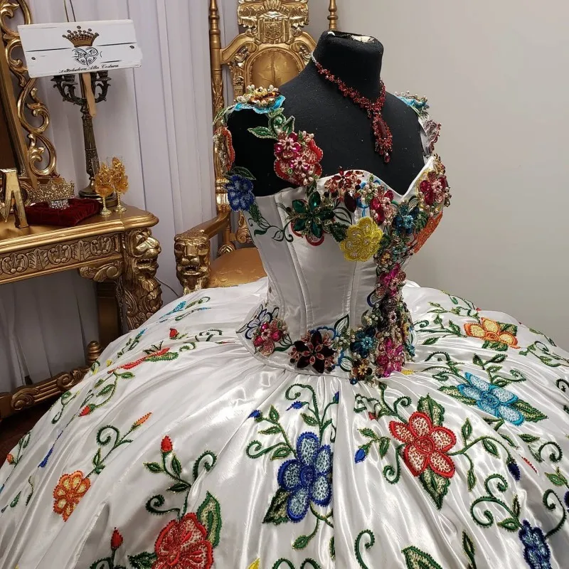 ラグジュアリービーズホワイト刺繍Quinceaneraドレスダマスvestidos de fiestaオフショルダーコルセットバックスウィート16ドレスプロングボールガウン