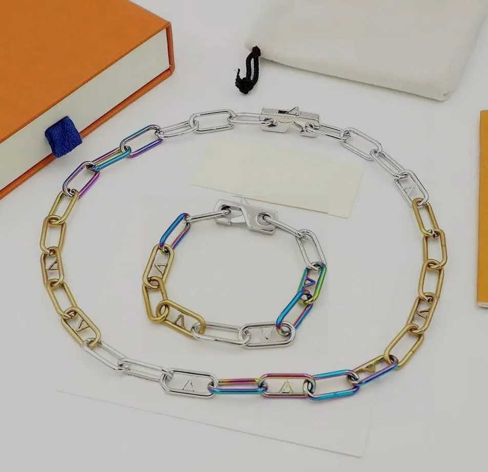 Europa Amerika Modeschmuck Sets Männer Gold Silber Regenbogen-Farbe Hardware Gravierte V-Buchstabe Signature Kette Halskette Armband M80177 M80178