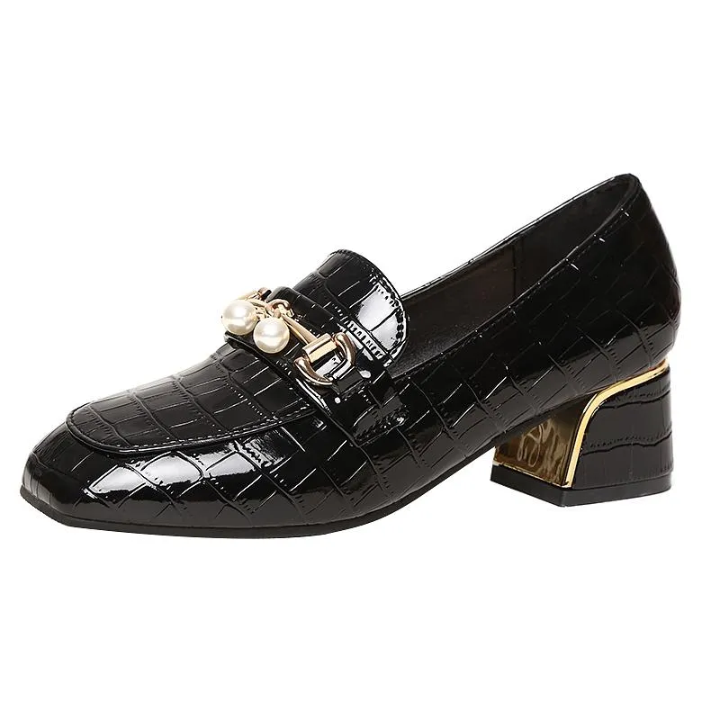 Klänning skor 2021 damer loafers mode koreansk stil högklackat metall dekoration casual patent läder rund tå gå