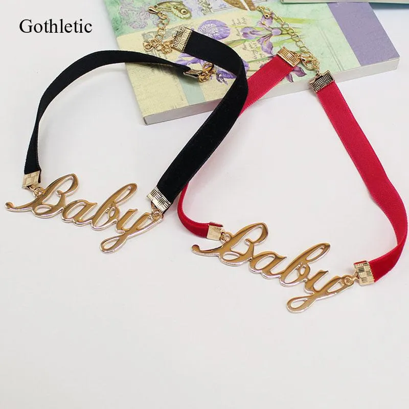 Gothletic Black/Red Velvet Choker Guldfärg Big Baby Metal Letter Charm Collar Necklace For Women Fashion Jewelry 2021 Chokers